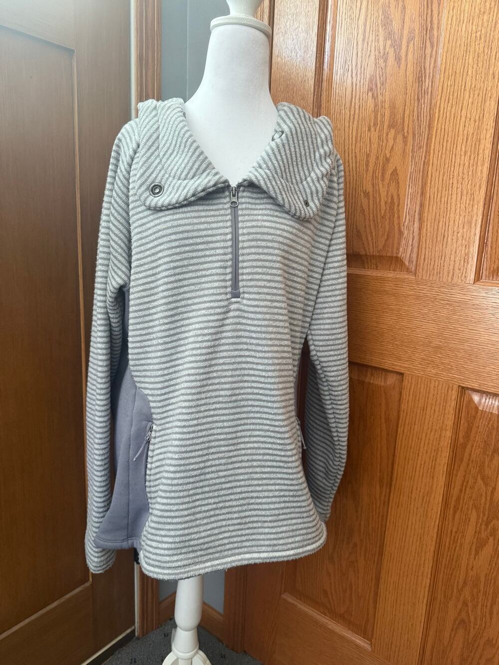 Avalanche Hooded Quater Zip Gray and White Size XL